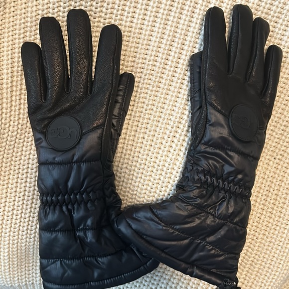 Gorgeous. NEVER WORN. UGG Women’s “Performance Gloves”. BLACK. Size L/XL - Picture 2 of 6
